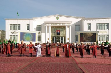 Türkmenistanyň iň gowy etrabyna baýrak hökmünde ABŞ-nyň 1 million dollary gowşuryldy