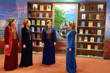 Библиотеки Туркменистана проводят мероприятия к 300-летнему юбилею Махтумкули