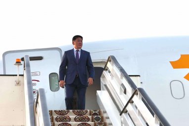 Mongolian President Arrives in Turkmenistan on First Official Visit