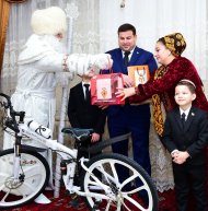 Фоторепортаж: Президент Туркменистана исполнил новогоднюю мечту 11-летнего мальчика