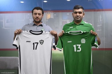 Türkmenistanyň futbol ýygyndysy özbek ýygyndysynyň garşysyna ýaşyl reňkli köýnekçede çykar