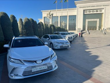 Президент Туркменистана подарил автомобили героям ЧМ-2023 по борьбе кураш