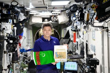 Гурбангулы Бердымухамедов поздравил Героя Туркменистана Кононенко с мировым рекордом по суммарному пребыванию в космосе