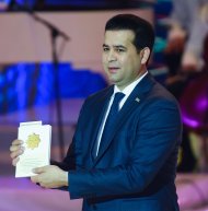 Фоторепортаж с церемонии вручения почетных званий деятелям культуры и искусства Туркменистана