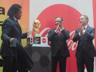 Фоторепортаж: Кубок мира FIFA впервые презентовали в Туркменистане