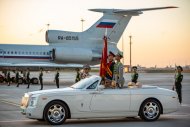 Fotoreportaž: Russiýa Federasiýasynyň wekiliýeti 748-nji atyjylyk polkunyň söweşjeň baýdagyny Türkmenistana getirdi