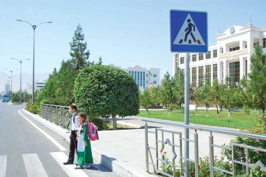 Президент Туркменистана поручил усилить меры по безопасности дорожного движения