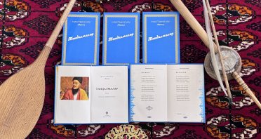На кыргызском языке издали сборник избранных произведений Махтумкули Фраги