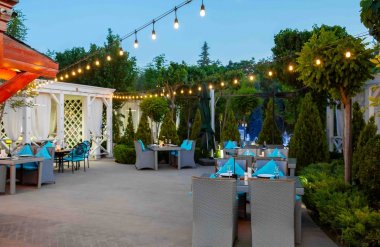 Altyn Paradise Garden: jadylaýjy tomusky agşamlar