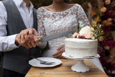 The wedding ended in divorce because of a joke with a piece of cake