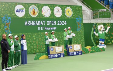 Türkmen tennisçileri Güseýnowa we Kakabaýewa Ashgabat Open ýaryşynyň jübüt görnüşinde ýeňiş gazandylar