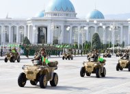 Фоторепортаж: В Ашхабаде прошёл военный парад в честь 28-й годовщины независимости Туркменистана