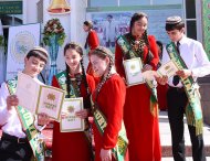 Фоторепортаж: В школах Туркменистана прозвенел последний звонок