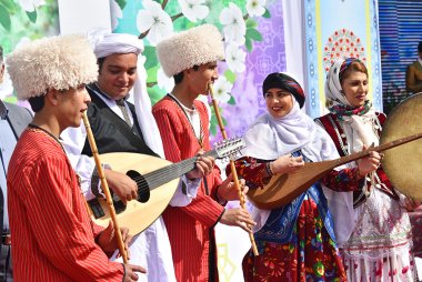 Fotoreportaž: Türkmenistan we Eýran bilelikde Nowruz baýramyny belledi