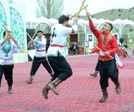 Fotoreportaž: Türkmenistan we Eýran bilelikde Nowruz baýramyny belledi