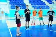 Fotoreportaž: Türkmenistanyň basketbol federasiýasynyň sudýalary bilen geçiren okuw seminary