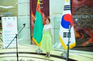 Фоторепортаж: Примерка традиционного корейского костюма в ТЦ «Беркарар»