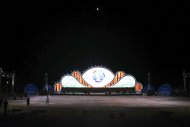 Фоторепортаж: Специалисты компании «Tekmil» возвели огромный экран на берегу Каспийского моря