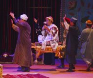 Фоторепортаж: «Звуки дутара» – новая постановка Главного драматического театра Туркменистана