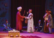 Fotoreportaž: Türkmenistanyň baş drama teatrynda sahnalaşdyrylan «Dutaryň owazy» atly täze sahna eseri