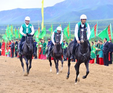 Фоторепортаж: В Туркменистане провели конный марафон в честь праздника скакуна