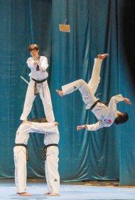 Fotoreportaž: Koreý hepdeliginiň dowanynda görkezilen Koreýaly taekwondoçylaryň görkezme çykyşlary