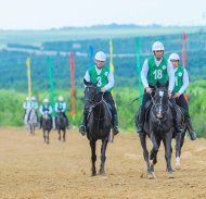 Фоторепортаж: В Туркменистане провели конный марафон в честь праздника скакуна