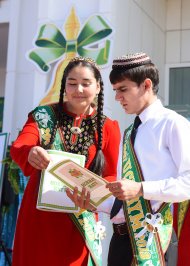 Fotoreportaž: Türkmenistanyň mekdeplerinde «Soňky jaň» ýaňlandy