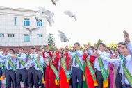 Фоторепортаж: В школах Туркменистана прозвенел последний звонок