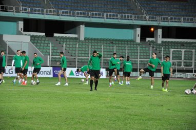 Fotoreportaž: Türkmenistanyň futbol ýygyndysy Köpetdag stadionynda