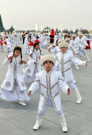 Фото: В Туркменистане зажгла огни Главная ёлка страны - 2018