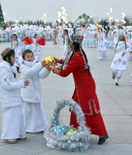 Фото: В Туркменистане зажгла огни Главная ёлка страны - 2018