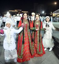 Fotoreportaž: Türkmenistanda täze ýyl mynasybetli baş arçanyñ yşyklandyrylyş dabarasy geçirildi - 2018