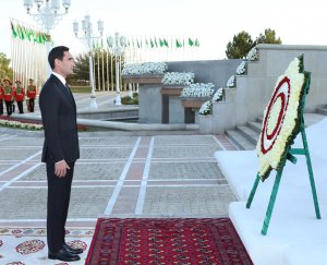 President of Turkmenistan took part in the ceremony of laying flowers at the Independence Monument