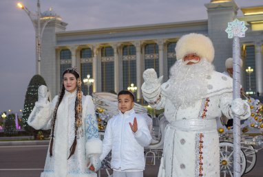 Аяз баба и Гарпамык зажгли огни на главной ёлке Туркменистана  фотоновости