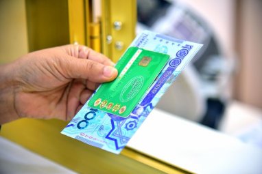 Туркменские банки эмитировали более 136 тысяч пластиковых карт за первые 5 месяцев 2023 года