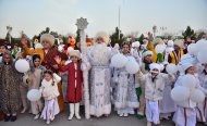 Fotoreportaž: Türkmenistanda Täze ýyl arçalarynyň yşyklary ýakyldy