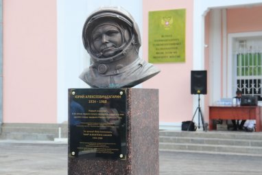 Aşgabatda kosmonawtlaryň gününde Gagariniň ýadygärligine gül desseleri goýlar