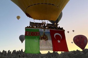 Türkmen şairi Mağtımgulı Pırağı, Kapadokya'da balonla anıldı