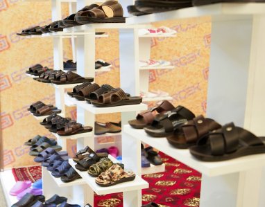Новое оборудование на туркменском обувном предприятии способствует росту производственной мощности  