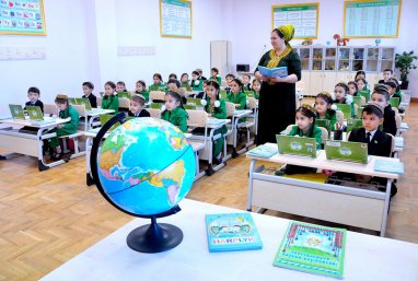 В Туркменабате проходят учебно-методические курсы для работников образования