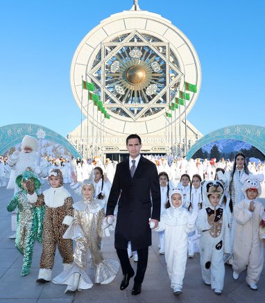 Президент Туркменистана поздравил детей с наступающим Новым годом у Главной ёлки в Ашхабаде