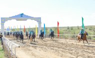 Фоторепортаж: В Туркменистане прошел конный забег в честь Национального праздника туркменского скакуна.