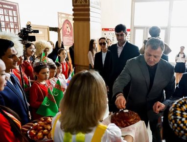 Губернатор Астраханской области посетил школу имени Махтумкули Фраги в Фунтово