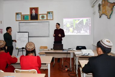 В Дашогузе прошли тренинги по развитию фермерских стартапов среди молодых предпринимателей