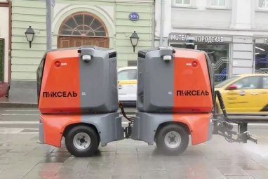 The first robot cleaner cleans the streets of Moscow