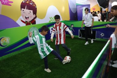 Türkmenistanyň Futbol federasiýasy çagalary Aşgabatdaky Kids Expo sergisine çagyrýar