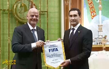 FIFA-nyň ýolbaşçysy Türkmenistanyň Prezidentine ýadygärlik sowgatlary gowşurdy