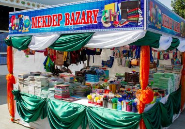 Школьные товары по выгодным ценам: в Туркменистане открылись ярмарки и базары