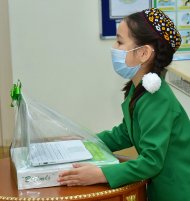 Fotoreportaž: Aşgabadyň birinji synp okuwçylary Täze ýyl mynasybetli Türkmenistanyň Prezidentiniň adyndan berlen kompýuterleri kabul etdiler